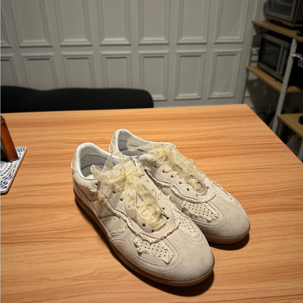 Alohas Sneakers